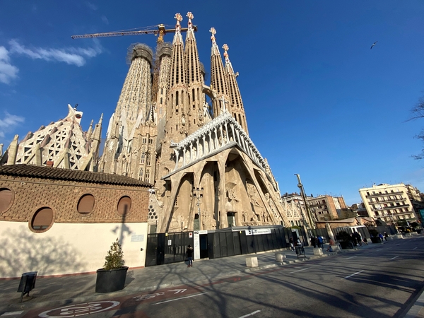 Šventykla: A. Gaudi suprojektavo dar nebaigtą statyti monumentalią baziliką, kurią 2010 m. pašventino tuometis popiežius Benediktas XVI.