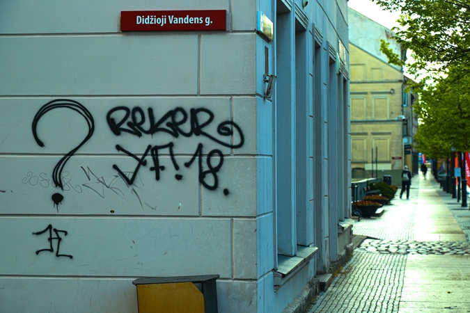 Vandalizmas: piktavalių paliktos terlionės ant pastato fasado jo tikrai nepuošia.