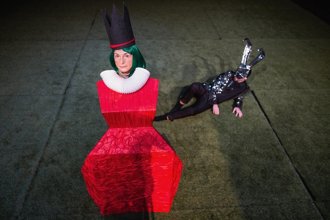 Scena iš spektaklio „Who the f**k is Alice”.