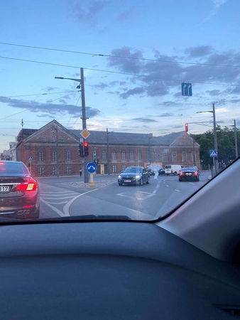 Vairuotojai fiksuoja: judrioje sankryžoje automobilis važiavo prieš eismą