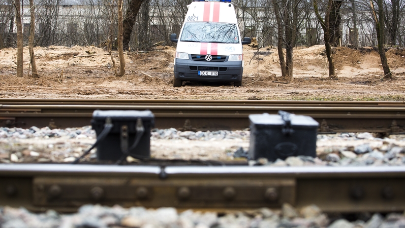 Po naktinio darbo grįžtančio kauniečio sapną nutraukė elektros stulpas: prireikė ugniagesių pagalbos