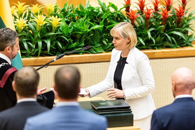 Žiniasklaida: Dudėno komisijoje dirba „čekiukų“ skandale įsipainiojusi parlamentarė