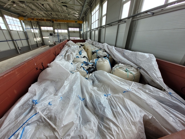 Tarp sieros maišų traukinyje pareigūnai aptiko cigarečių kontrabandą