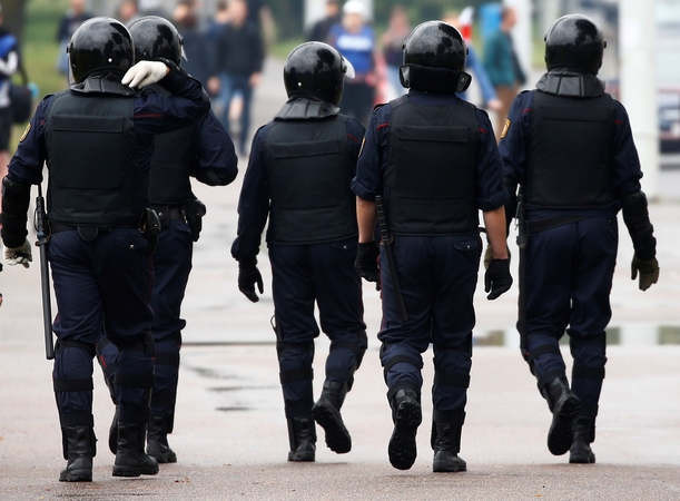 Baltarusijos opozicijai siekiant pakartotinių rinkimų vėl suiminėjami protestuotojai