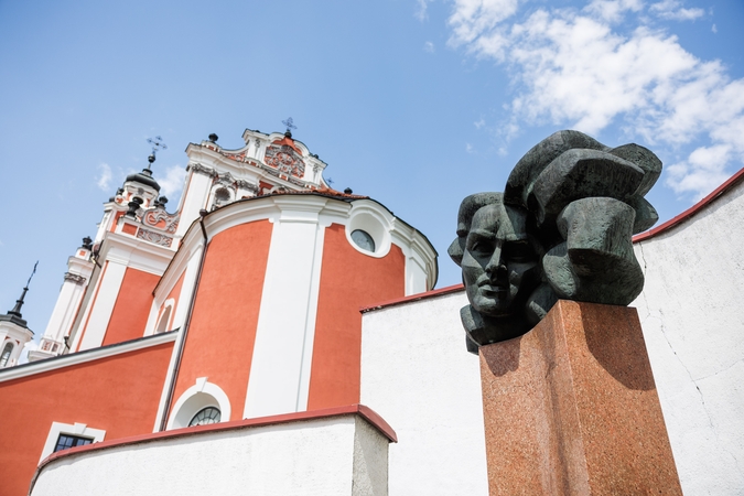 Vilnius imsis Salomėjos Nėries paminklo iškėlimo