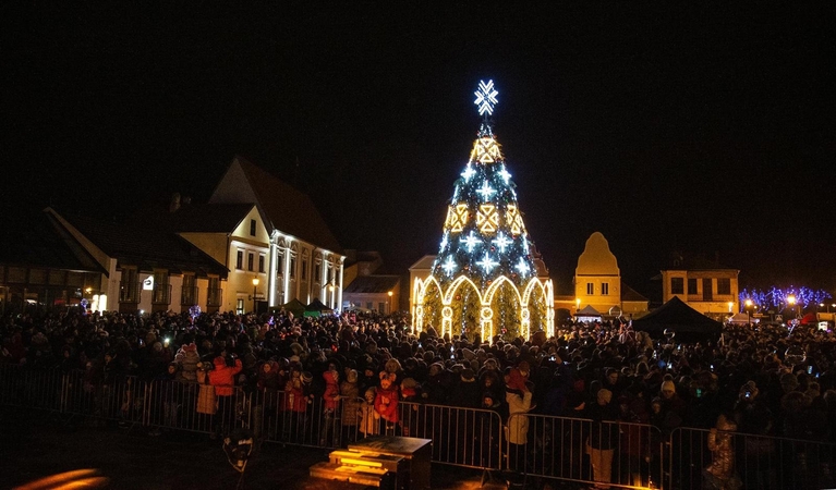 Kėdainių senamiestyje – didinga Kalėdų eglutė