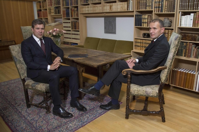 Prezidentas Gudni Th. Johannessonas (dešinėje) ir ministras pirmininkas Bjarni Benediktsson 