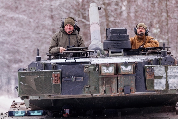 A. Anušauskas: skolinantis gynybai per dešimtmetį tektų mokėti 1 mlrd. eurų palūkanų