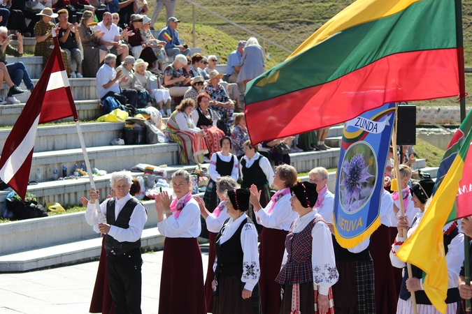 Festivalis „Bunda jau Baltija“: trijų tautų šokėjai sukosi drauge