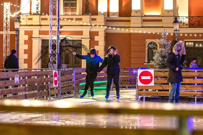 Teatro aikštėje – norinčiųjų čiuožti eilės