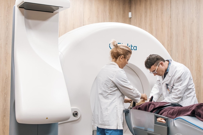 Moteris vylėsi, kad geriau girdėti padės aparatas, tačiau prireikė skubios operacijos