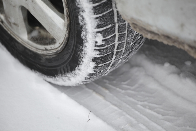 Rytų Lietuvoje eismo sąlygas sunkina snygis, dieną gali formuotis plikledis