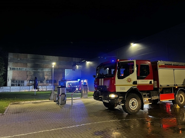 Pranešta apie Europos prospekte degantį angarą