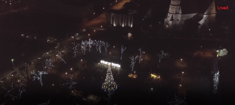 Šiauliai įžiebė jaukumu dvelkiančią Kalėdų eglę