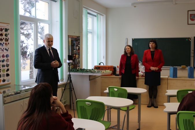 Savivaldybės vadovai dėkoja mokiniams už sėkmingai įgyvendintus projektus. Nuotraukoje (iš kairės į dešinę) Klaipėdos rajono meras Bronius Markauskas, Endriejavo pagr. mokyklos direktorė Vilma Ugintienė ir mero pavaduotoja Violeta Riaukienė.