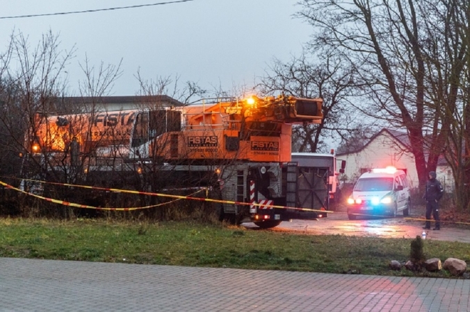Iš lėktuvo katastrofos vietos Vilniuje išvežamos didžiosios nuolaužos