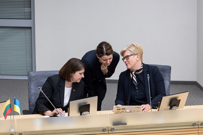 Gintarė Skaistė (kairėje), Monika Navickienė, Ingrida Šimonytė