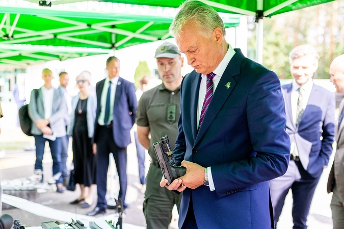Prezidentas: siūlymai gynybą finansuoti didinant PVM – nepriimtini