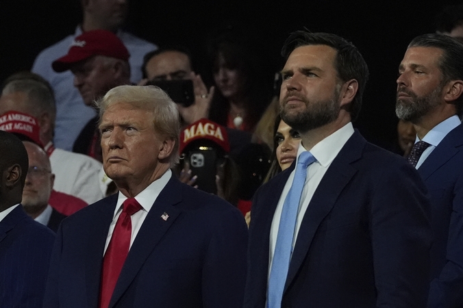 Donaldas Trumpas (kairėje) ir  J. D. Vance