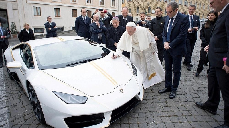 Popiežius aukcione parduoda savo „Lamborghini“