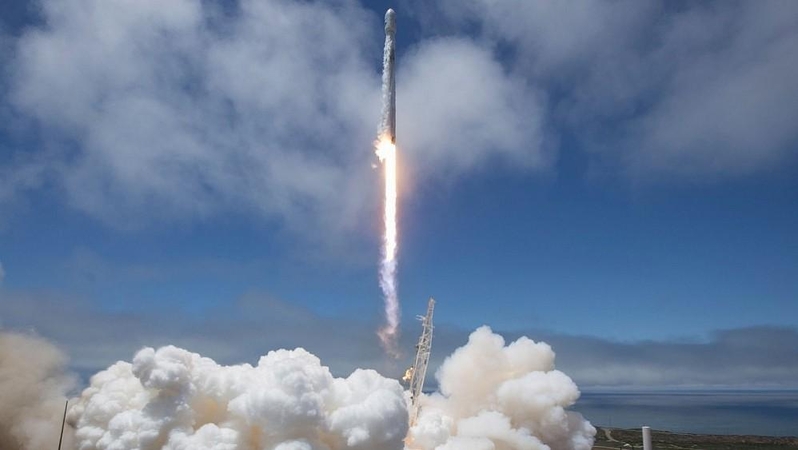 „SpaceX“ raketa iškėlė vandens lygį stebėsiančių palydovų porą