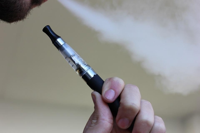 Seimo komitetas pritarė akcizą taikyti ir elektroninių cigarečių skysčiui