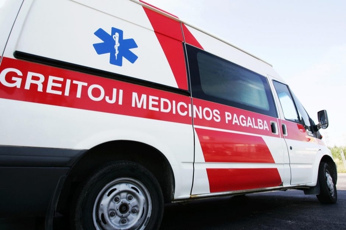 Senajame Molėtų plente – mikroautobuso ir „Volvo“ kaktomuša: sužalotas žmogus
