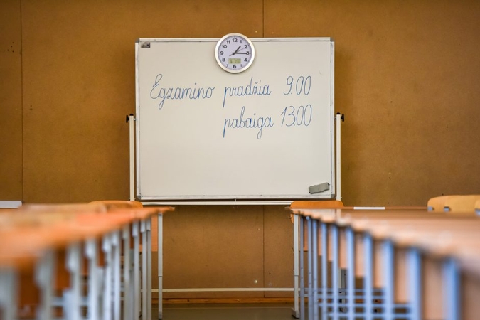 Kalbos egzaminų rezultatus klastojusiai komisijos pirmininkei skirta 50 tūkst. eurų bauda