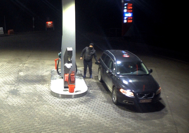Šiaulių policija tiria degalų vagystę: užfiksuotas vyras gali turėti reikšmingos informacijos