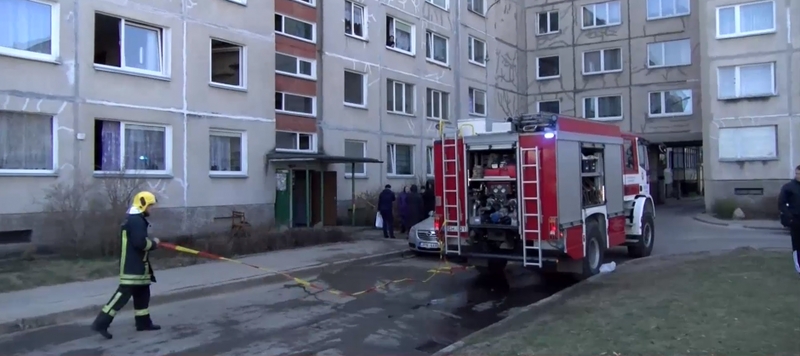 Nelaimė sostinėje: kilus gaisrui, apdegė moteris
