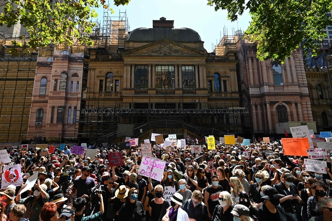 Australijoje tūkstančiai moterų išėjo į gatves protestuoti prieš diskriminaciją ir smurtą