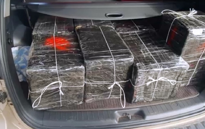 Pareigūnų stabdytas vairuotojas pakluso ne iš karto: automobilyje – kontrabandinės cigaretės