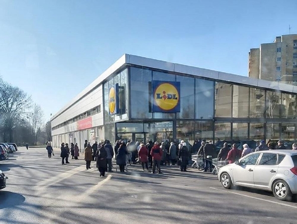 Nustėro pamatę grūstis prie parduotuvės: senjorai nesuvokia situacijos rimtumo?