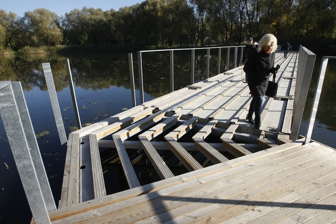 Neklauso: ant nebaigto įrengti tilto lipantys žmonės rizikuoja savo sveikata ir gyvybe.