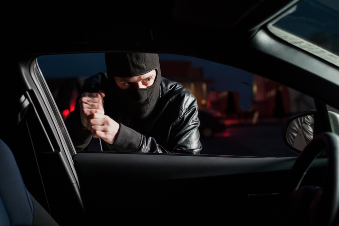 Mažeikiuose paryčiais pavogtas prabangus BMW vos po kelių valandų rastas miške