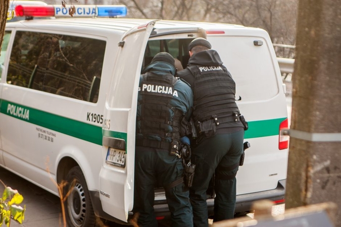 Jonavoje ir Radviliškyje sulaikant įtariamuosius nukentėjo du pareigūnai
