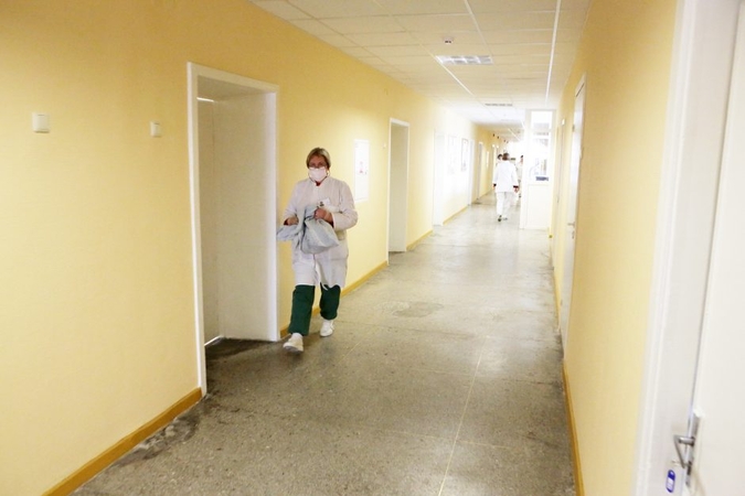 Ligoninėse dėl COVID-19 gydomi 785 žmonės, 64 iš jų – reanimacijoje