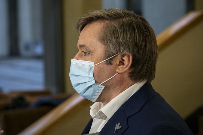 R. Karbauskis tikina sieksiąs toliau vadovauti „valstiečiams“: gali tekti grumtis su T. Tomilinu