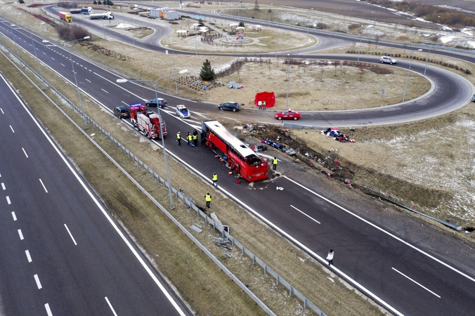 Autobuso avariją Lenkijoje išgyvenę 24 ukrainiečiai grįžo į tėvynę