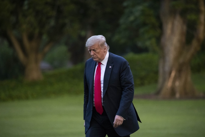 D. Trumpas žada atsaką protestuotojams, siekiantiems nuversti skulptūras