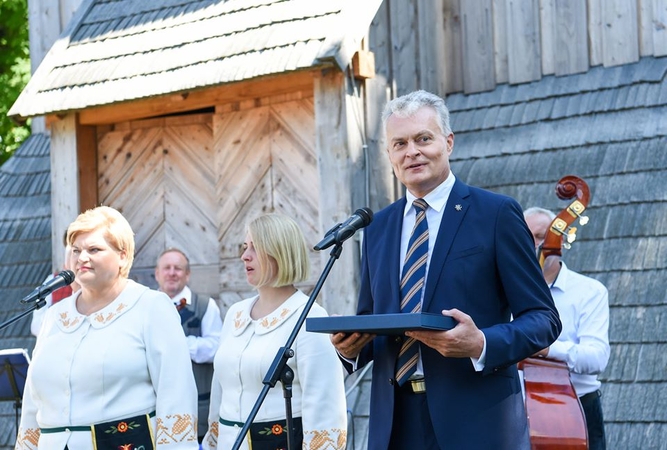 Prezidentas lankėsi Darbėnuose – prisiminė brangų žmogų, gyrė miestelio bendruomenę