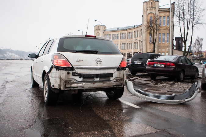 Į avariją pakliuvęs vairuotojas pratrūko: dinkit iš akių!