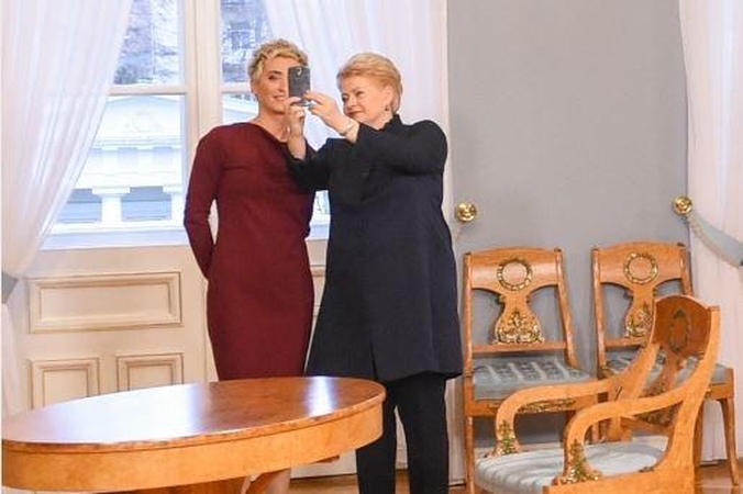 Prezidentė pamokė žurnalistę R. Tapinienę daryti asmenukę