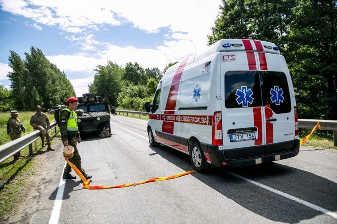 Prienų rajone – masinė šarvuočių avarija, sužaloti kariai 