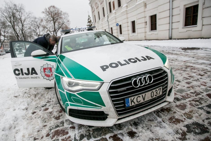 Agresyvų vairuotoją Rotušės aikštėje teko tramdyti antrankiais