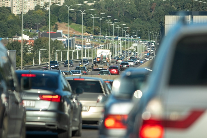 Šiemet iš taršių automobilių savininkų planuojama surinkti apie 30 mln. eurų