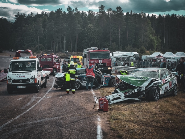 Tokios avarijos Kačerginė dar nematė: trasoje susidūrė vienuolika BMW automobilių