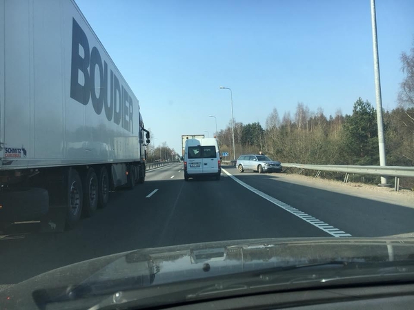 Karmėlavoje kelio nepasidalijo vilkikas ir „Volkswagen“