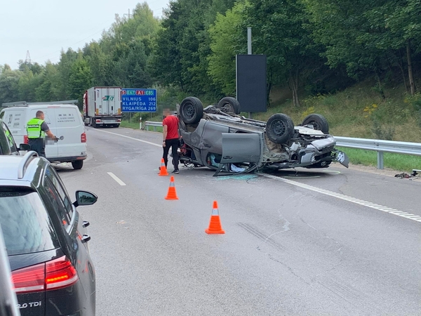 Smarki avarija Kaune paralyžiavo eismą: po smūgio vienas automobilis apvirto ant stogo