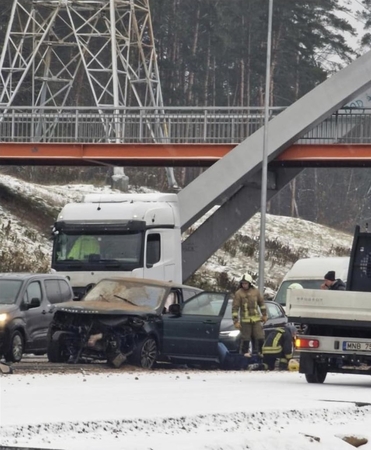 Avarija remontuojamoje A1 kelio dalyje: „Range Rover“ prisiskraidė